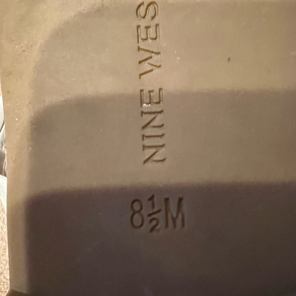 NINE WEST SANDALS Sz 8.5 White slip on slides.Gently loved like new cond… - Picture 3 of 6